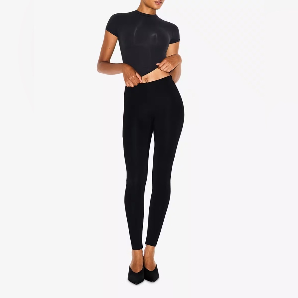 SKIMS Essential Collection High Rise Leggings in Black L